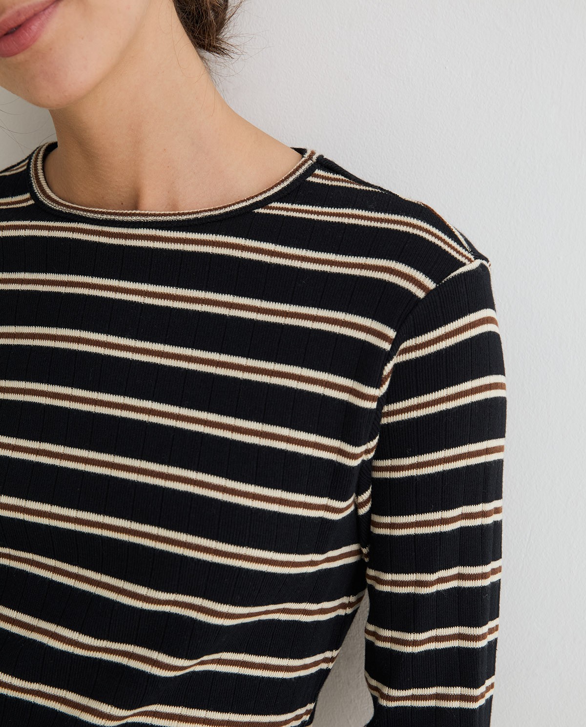Camiseta de canalé negra con estampado de rayas, vista frontal con detalle del tejido 2