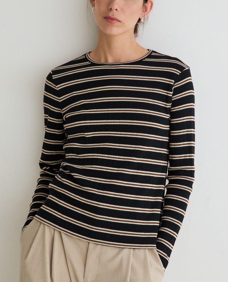 Camiseta de canalé negra con estampado de rayas, vista frontal con detalle del tejido