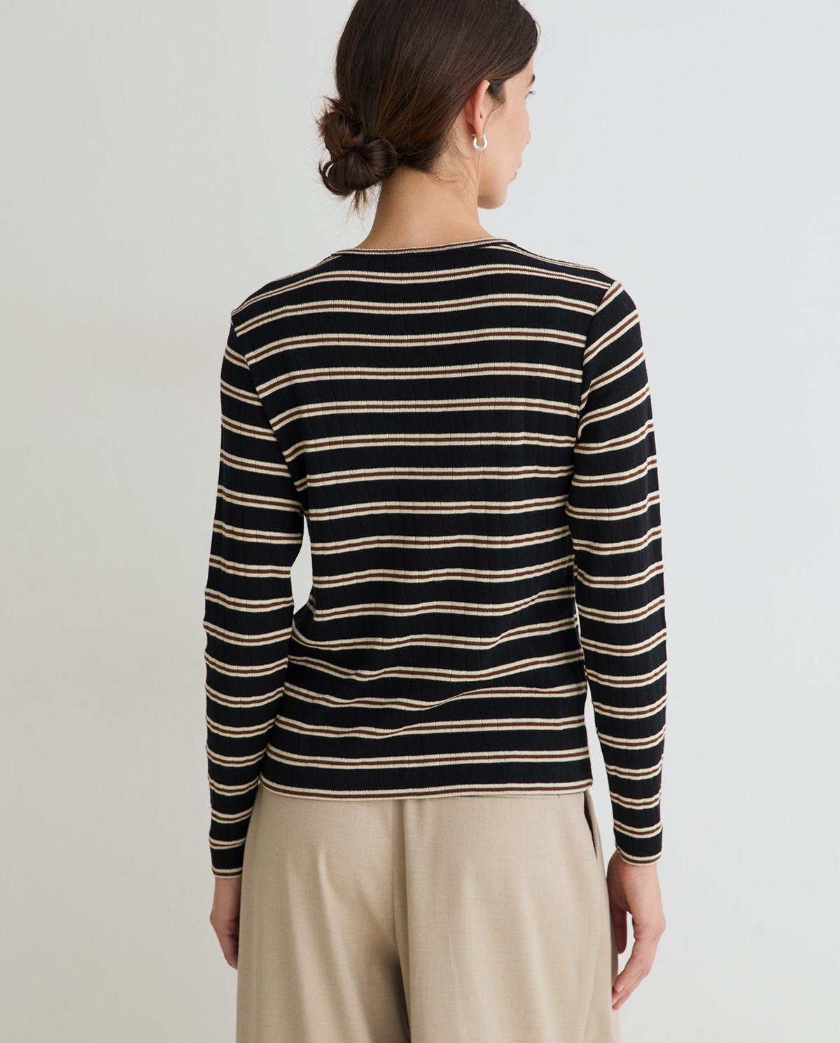Camiseta de canalé negra con estampado de rayas, vista frontal con detalle del tejido 4
