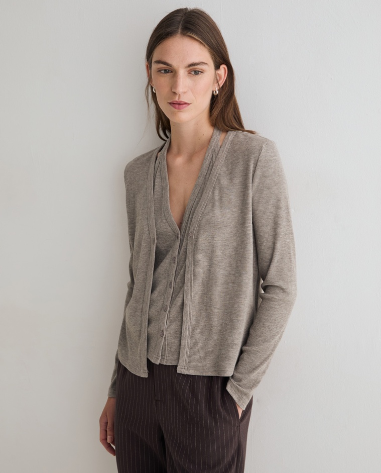 Cárdigan combinado con top integrado en color gris, vista frontal con detalle del tejido