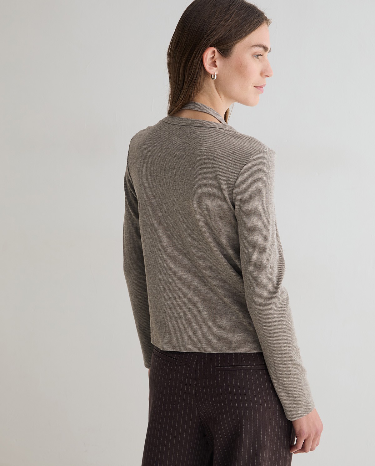Cárdigan combinado con top integrado en color gris, vista frontal con detalle del tejido 5