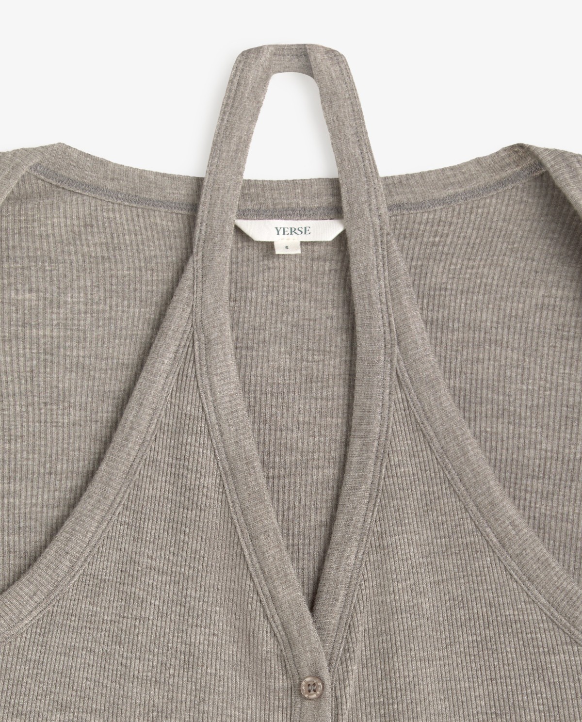 Cárdigan combinado con top integrado en color gris, vista frontal con detalle del tejido 9