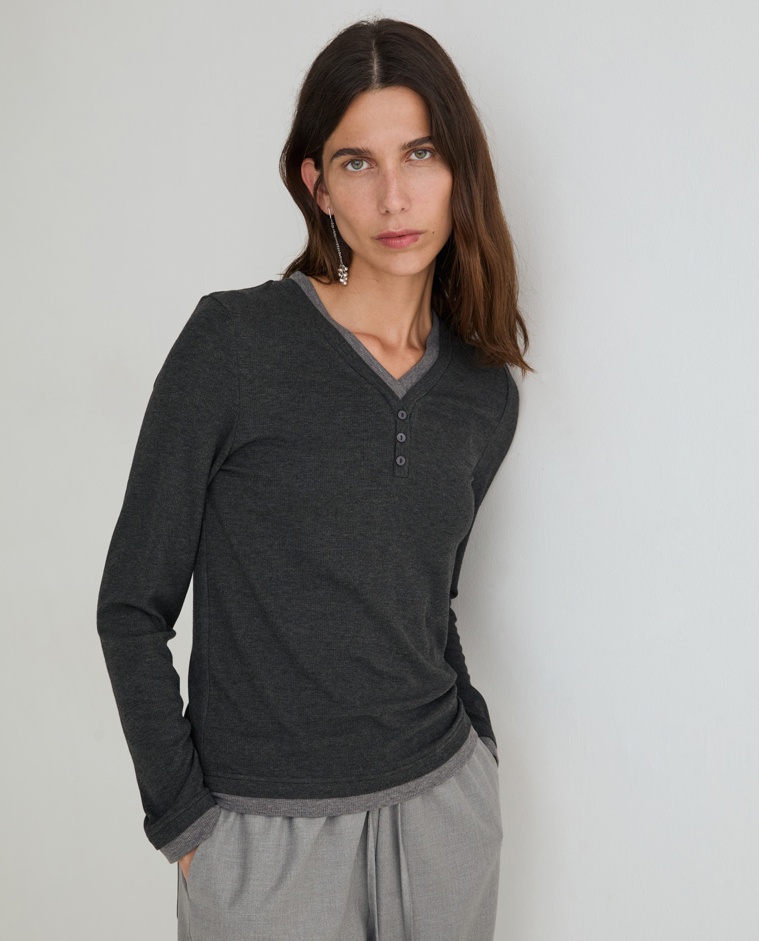 Camiseta efecto superpuesto en color gris, vista frontal con detalle del tejido