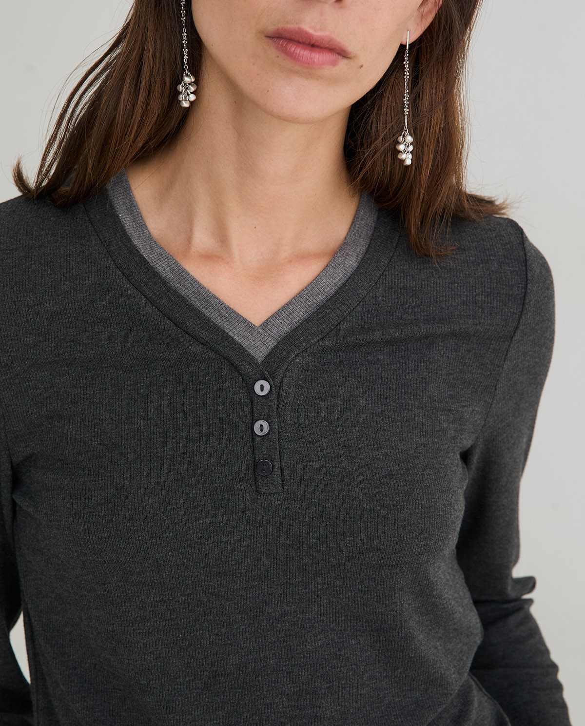 Camiseta efecto superpuesto en color gris, vista frontal con detalle del tejido 1