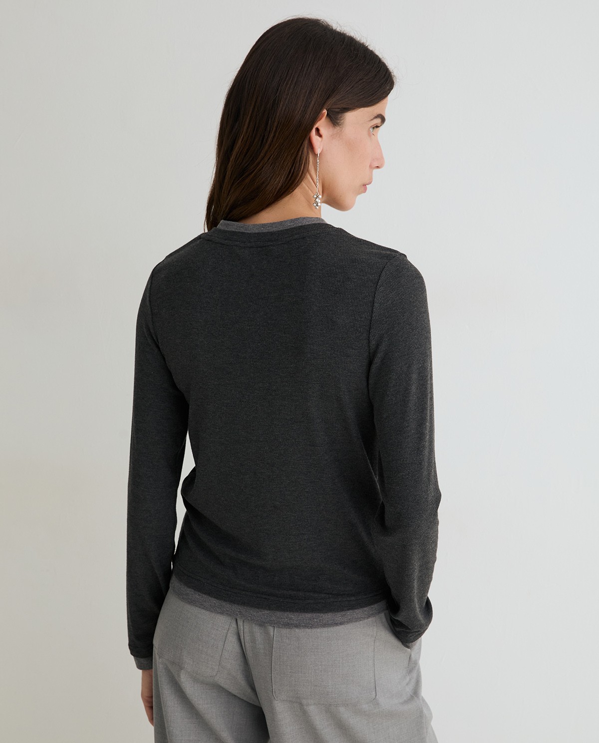 Camiseta efecto superpuesto en color gris, vista frontal con detalle del tejido 2