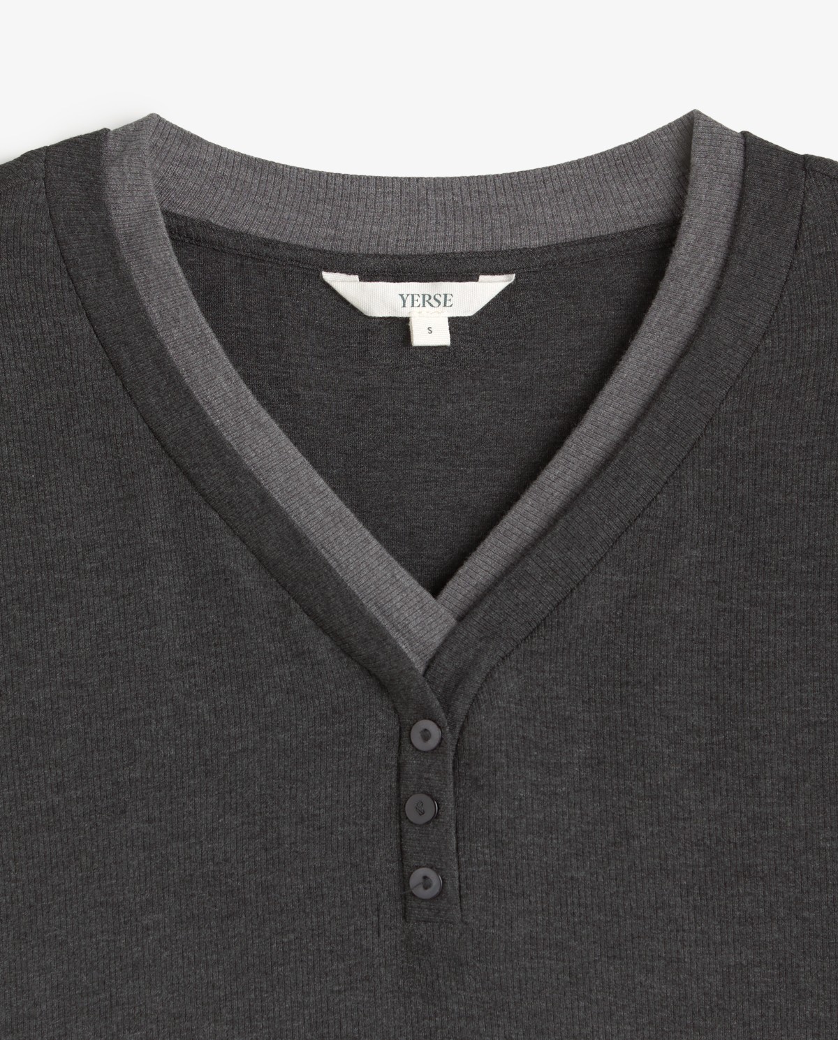Camiseta efecto superpuesto en color gris, vista frontal con detalle del tejido 6
