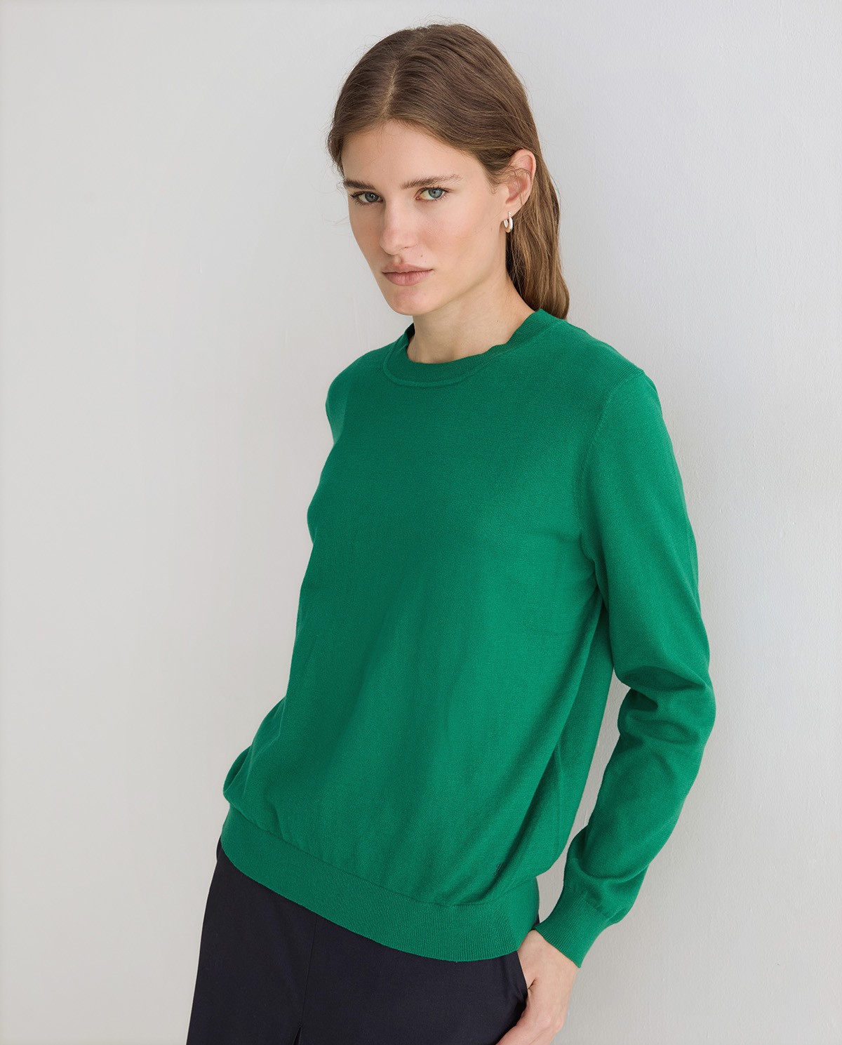 Jersey de punto fino en color verde, vista frontal con detalle del tejido