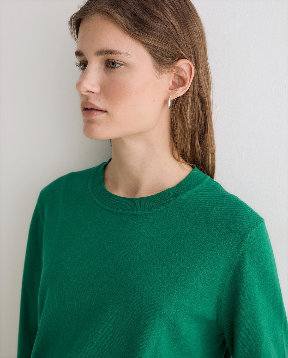 Jersey de punto fino en color verde, vista frontal con detalle del tejido 1