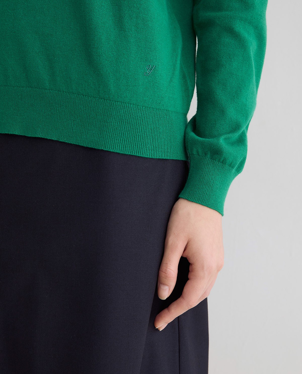 Jersey de punto fino en color verde, vista frontal con detalle del tejido 2