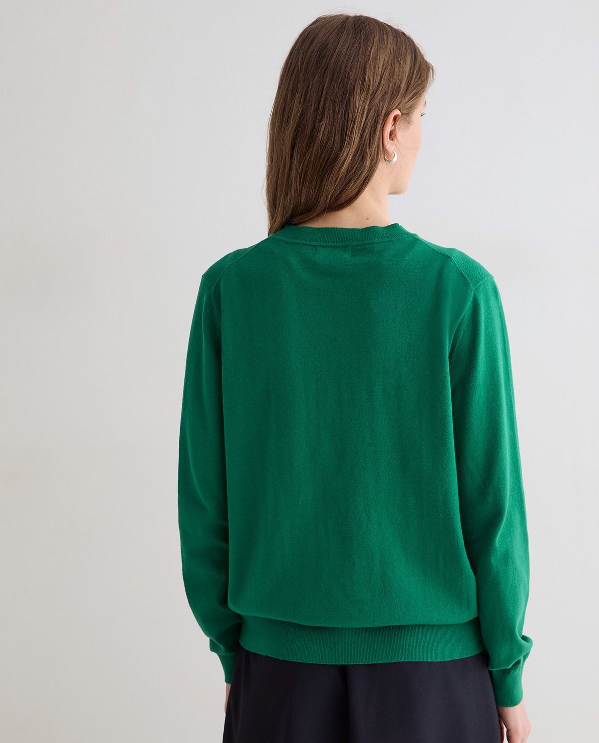 Jersey de punto fino en color verde, vista frontal con detalle del tejido 3