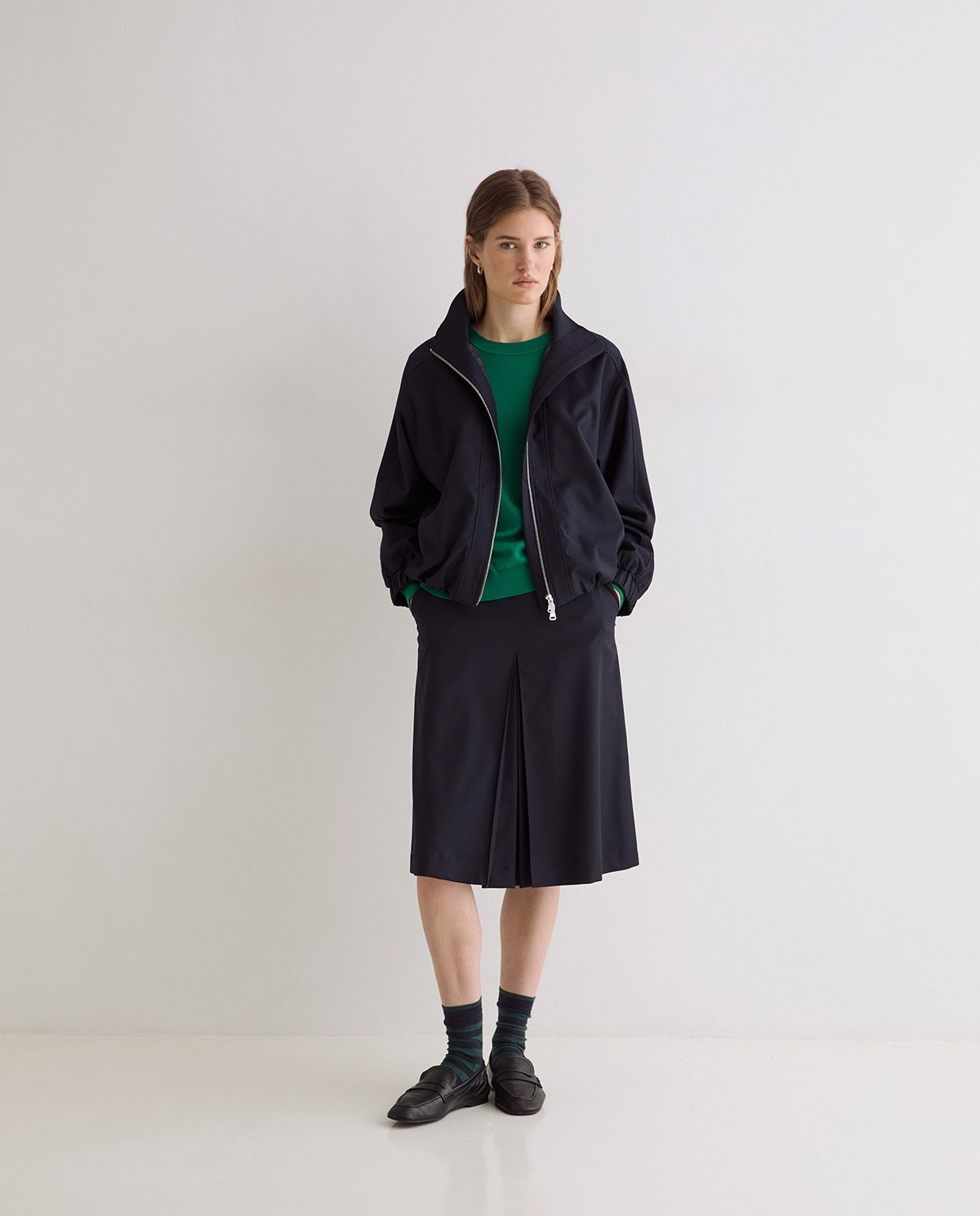 Jersey de punto fino en color verde, vista frontal con detalle del tejido 5