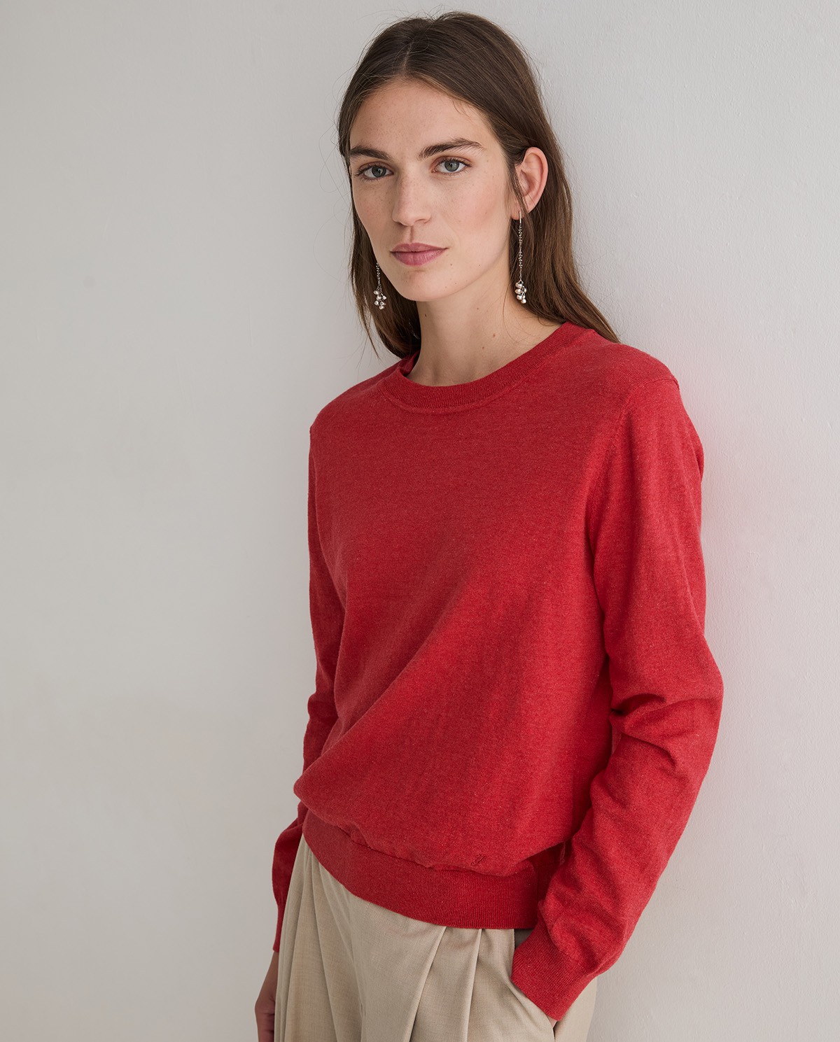 Jersey de punto fino en color rojo, vista frontal con detalle del tejido