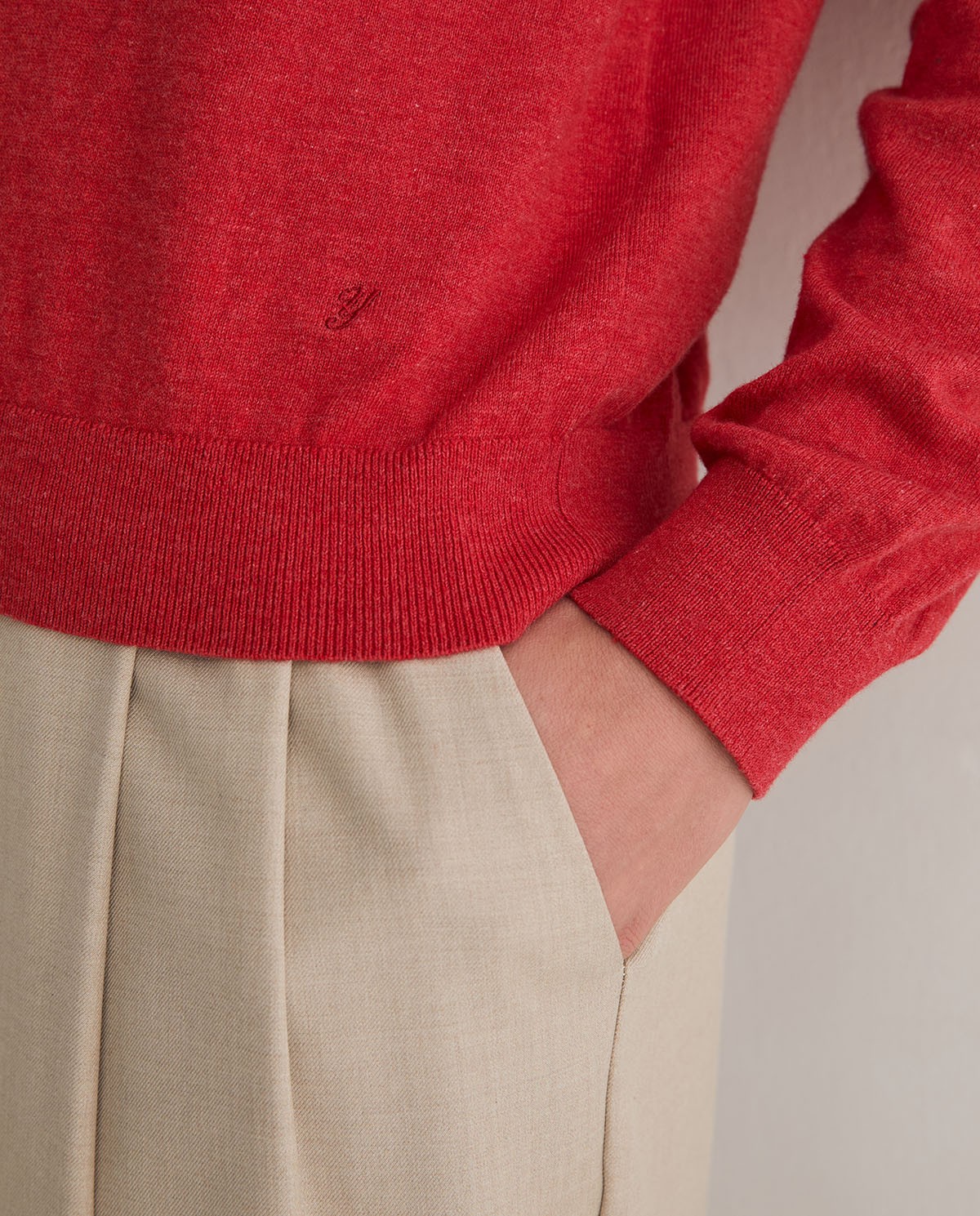 Jersey de punto fino en color rojo, vista frontal con detalle del tejido 2