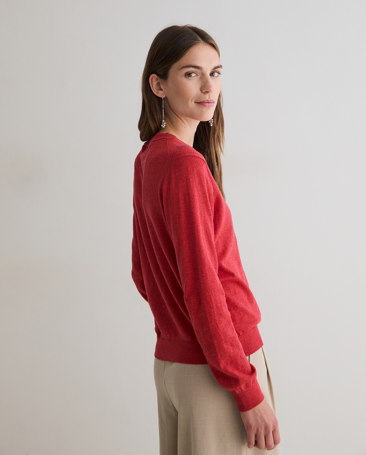 Jersey de punto fino en color rojo, vista frontal con detalle del tejido 3