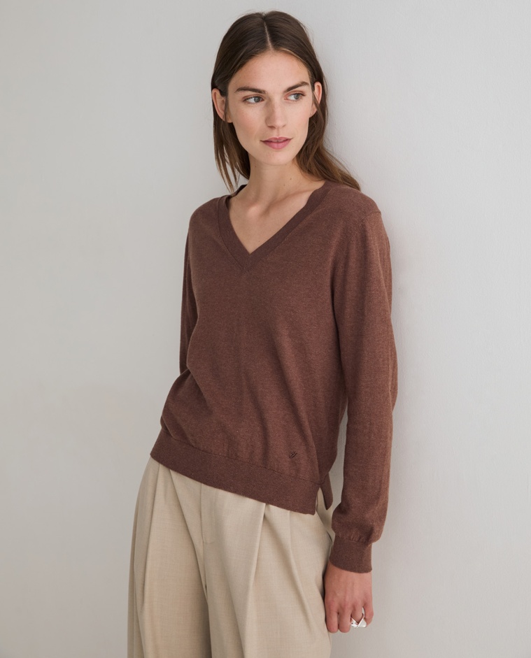 Jersey de punto fino con escote pico en marrón