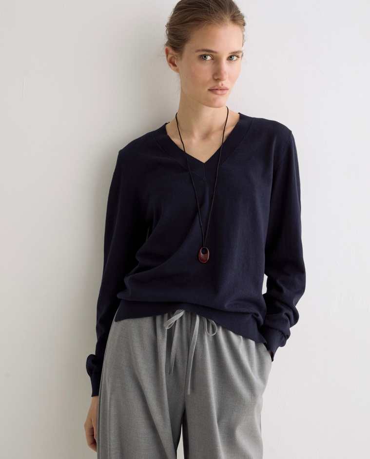 Jersey de punto fino con escote pico en azul oscuro
