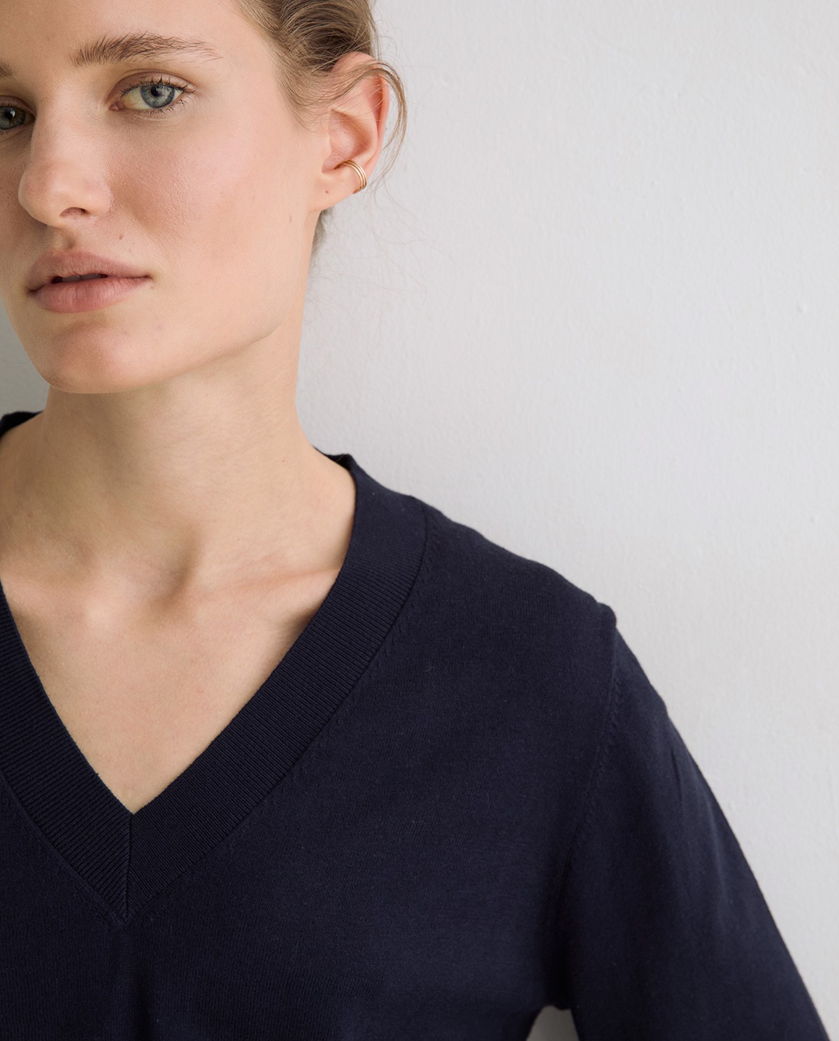 Jersey de punto fino con escote pico en azul oscuro 1