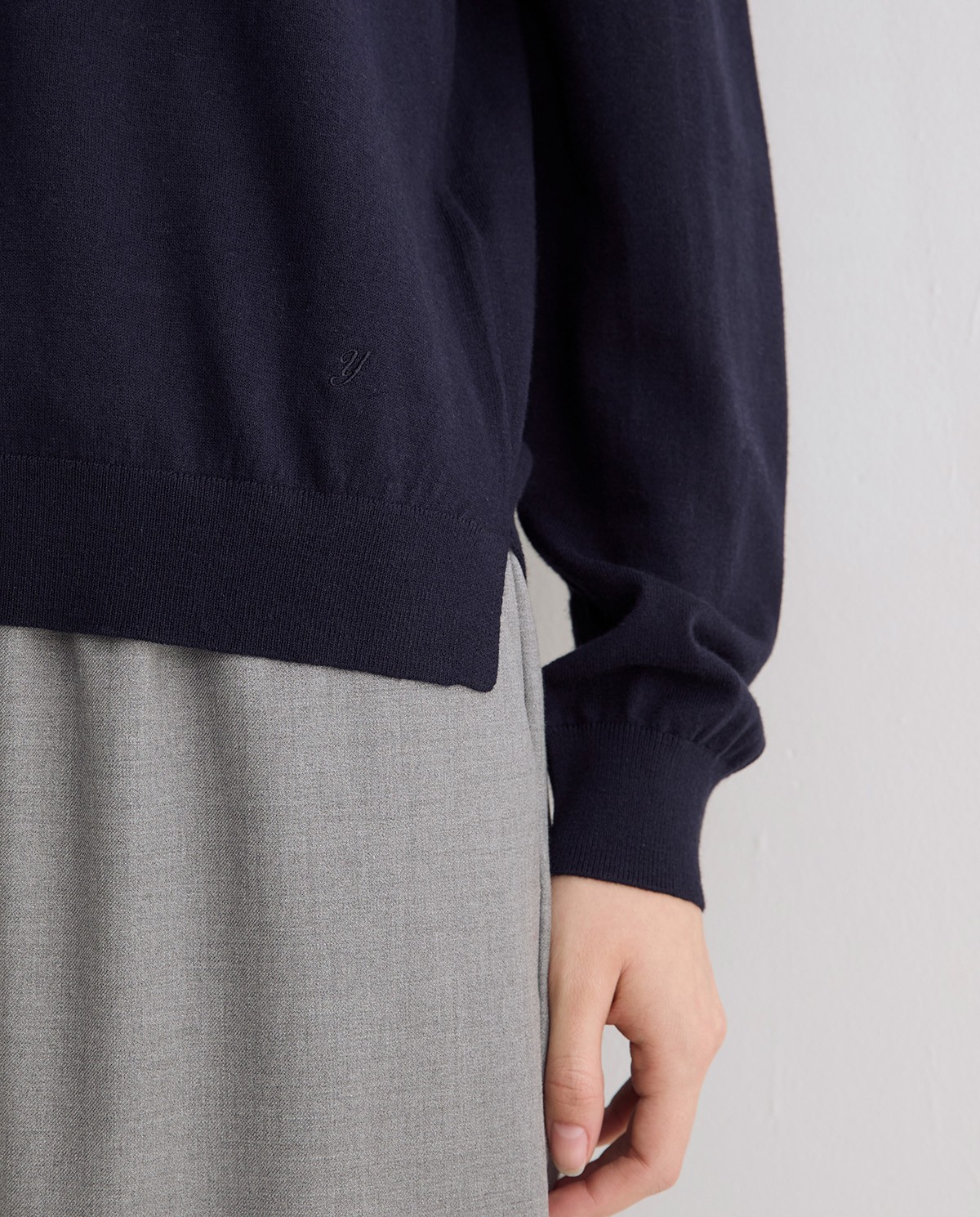Jersey de punto fino con escote pico en azul oscuro 3