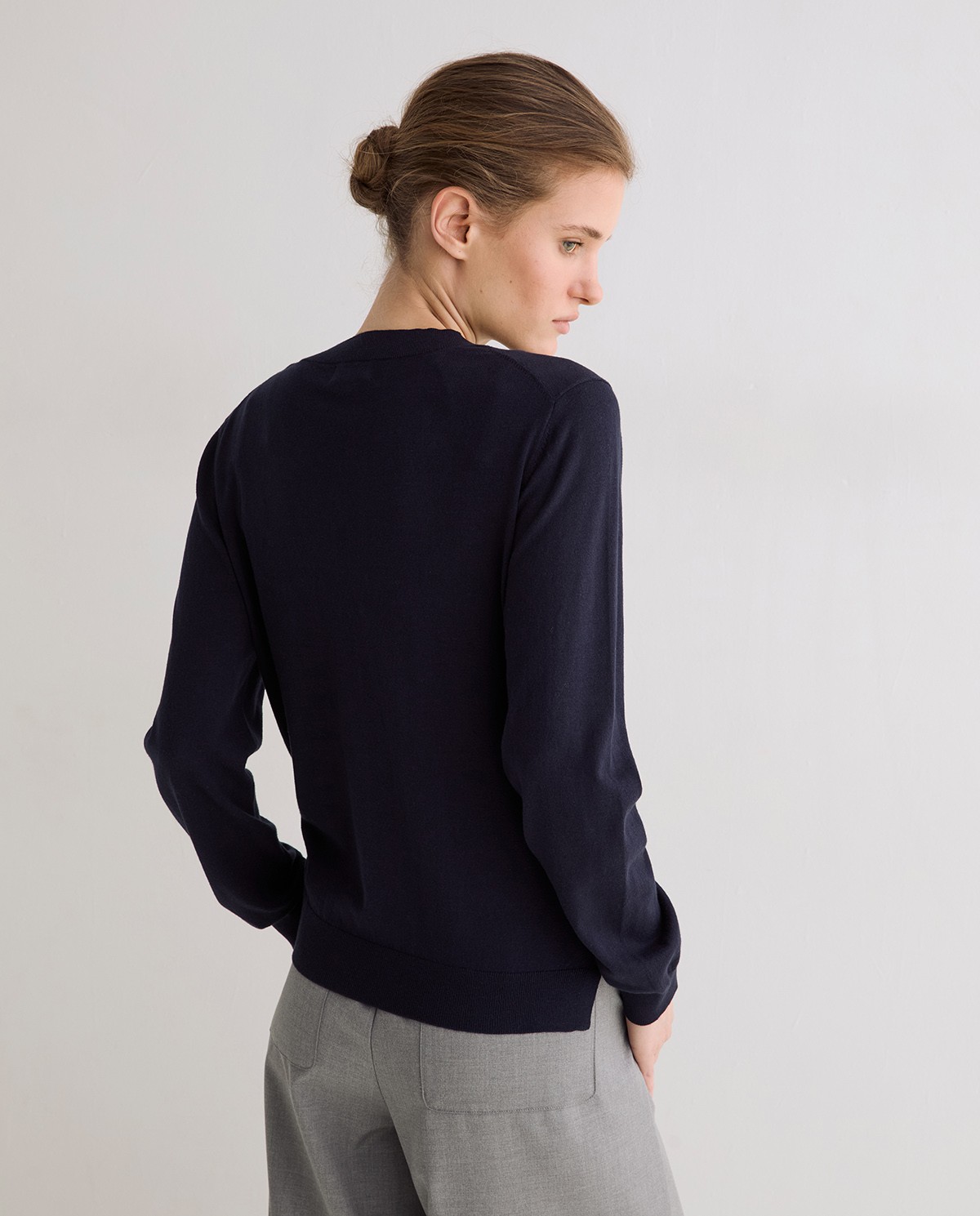 Jersey de punto fino con escote pico en azul oscuro 4