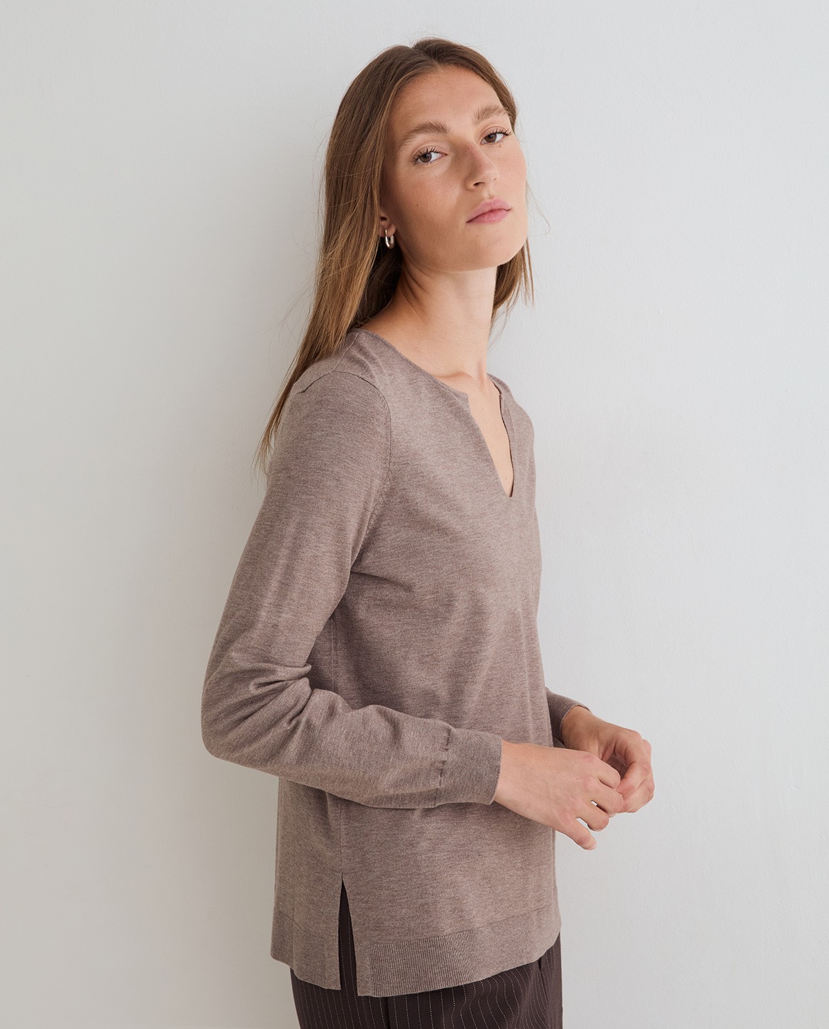 Jersey fino de color gris topo, vista frontal con detalle del escote de pico y tejido 2