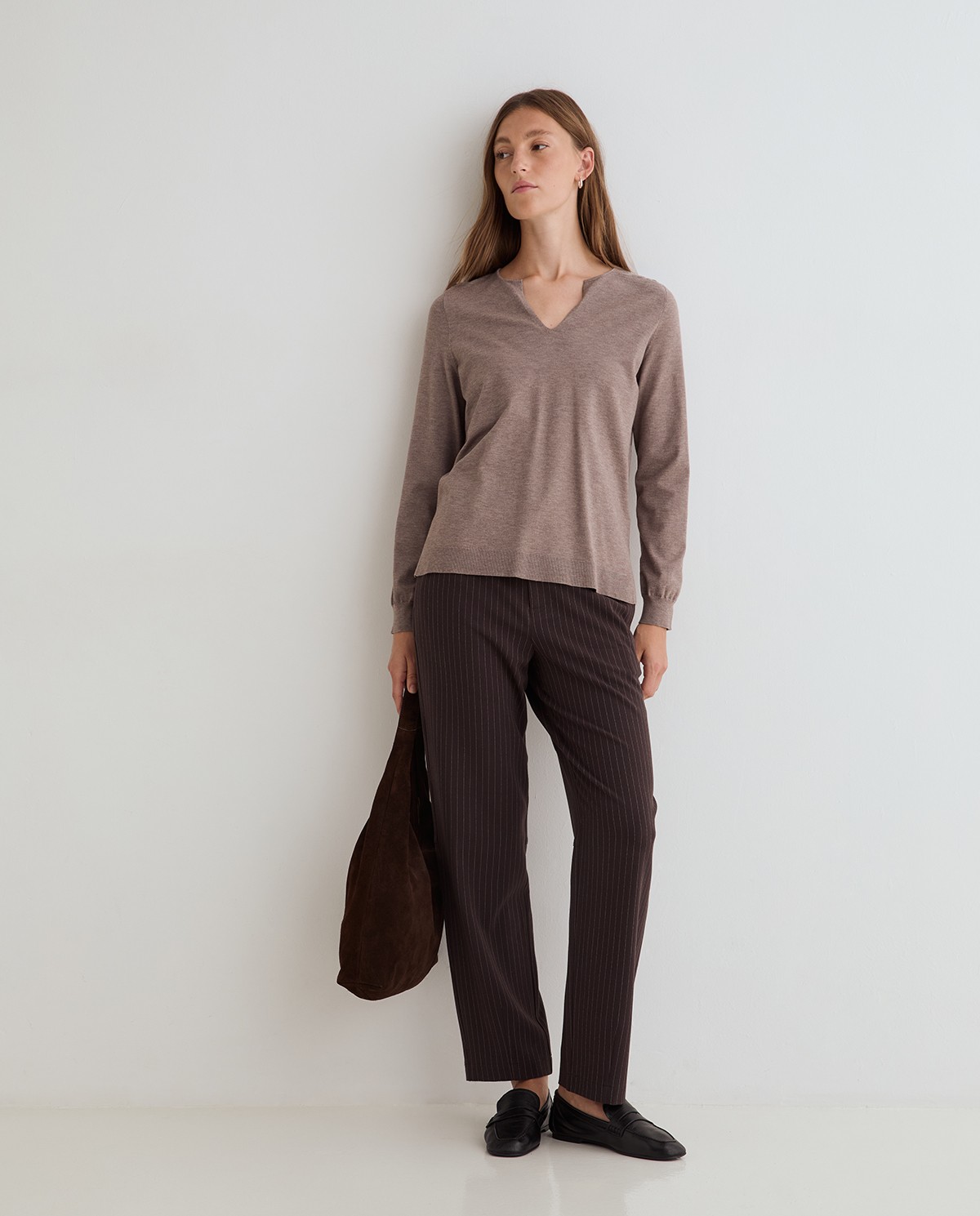 Jersey fino de color gris topo, vista frontal con detalle del escote de pico y tejido 4
