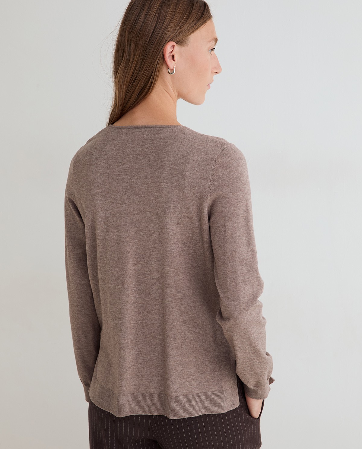 Jersey fino de color gris topo, vista frontal con detalle del escote de pico y tejido 3