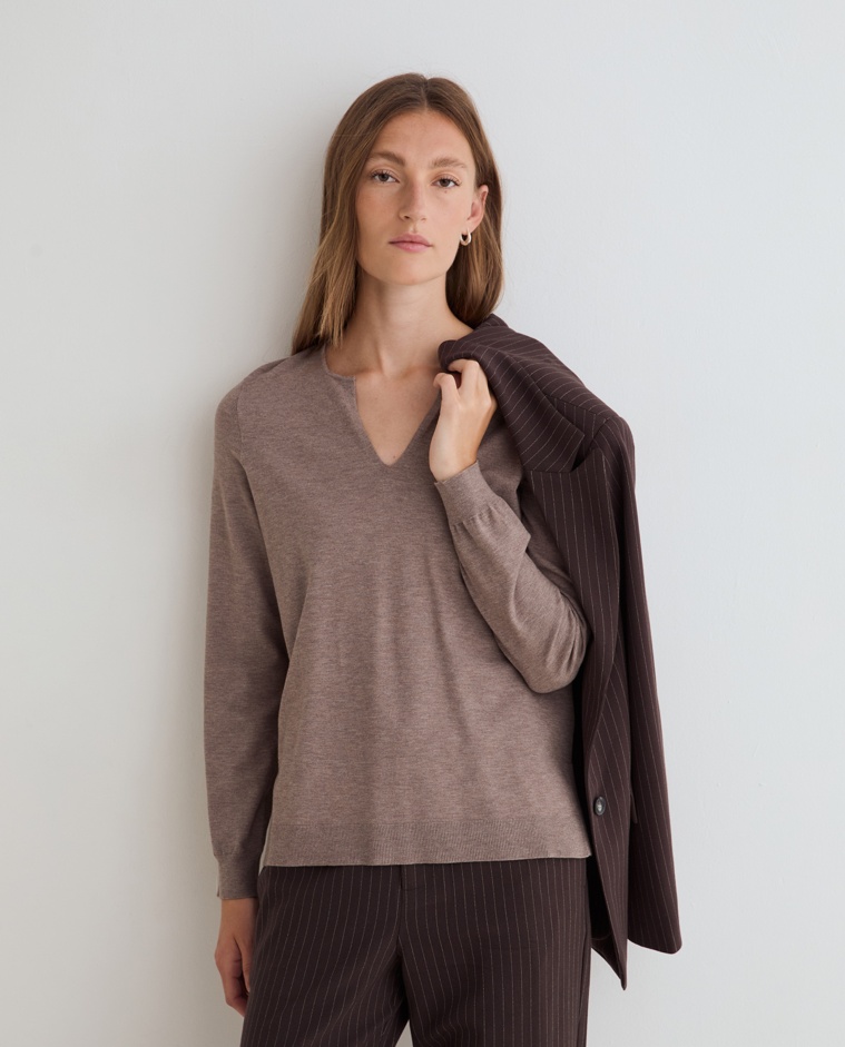 Jersey fino de color gris topo, vista frontal con detalle del escote de pico y tejido