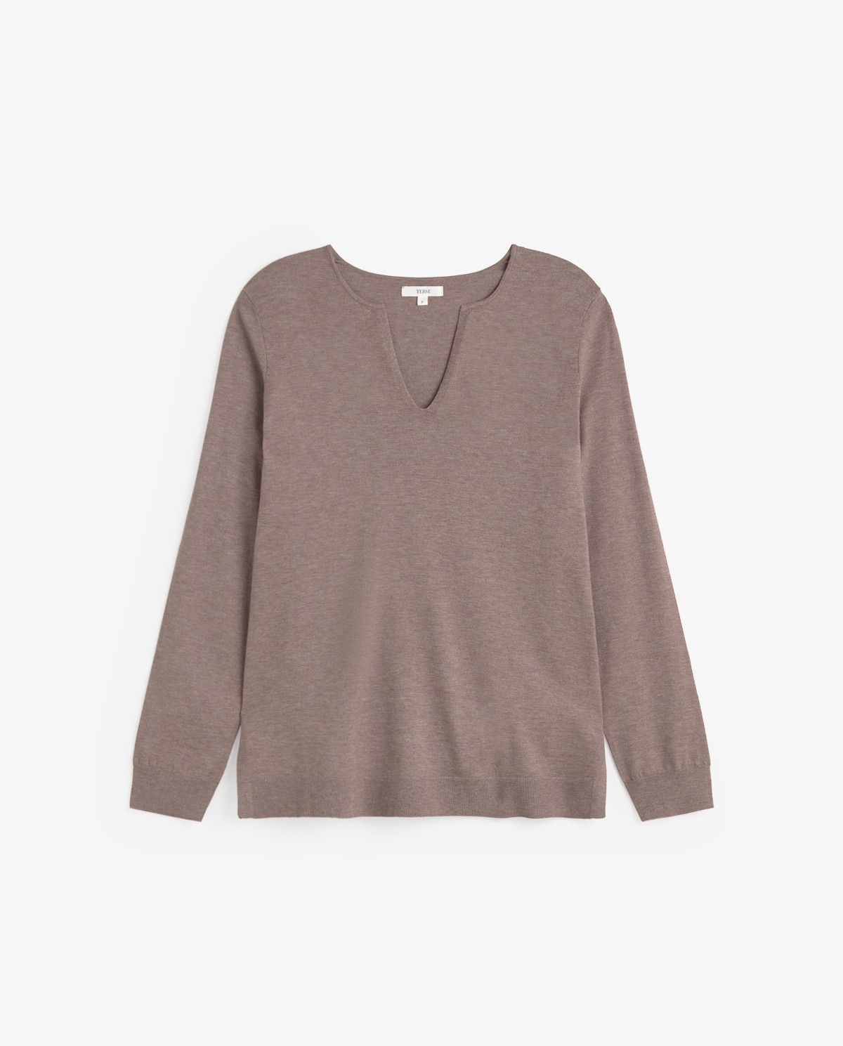 Jersey fino de color gris topo, vista frontal con detalle del escote de pico y tejido 6