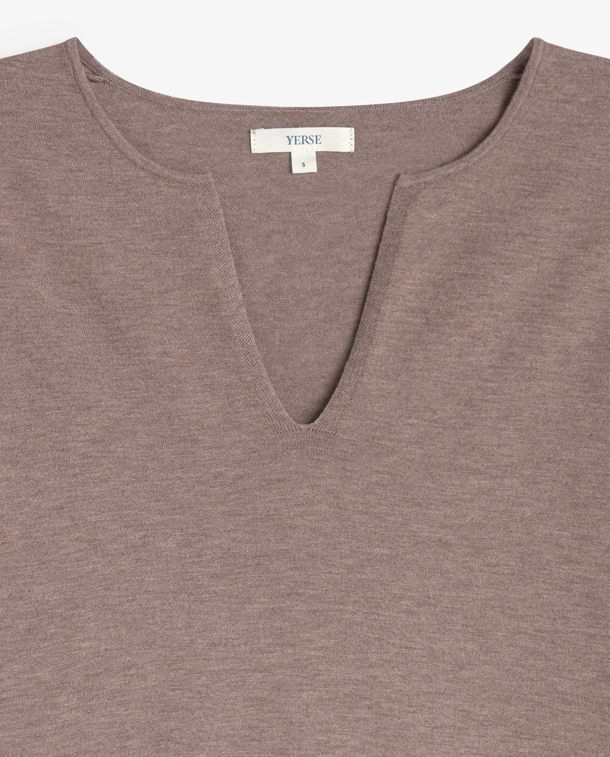 Jersey fino de color gris topo, vista frontal con detalle del escote de pico y tejido 7