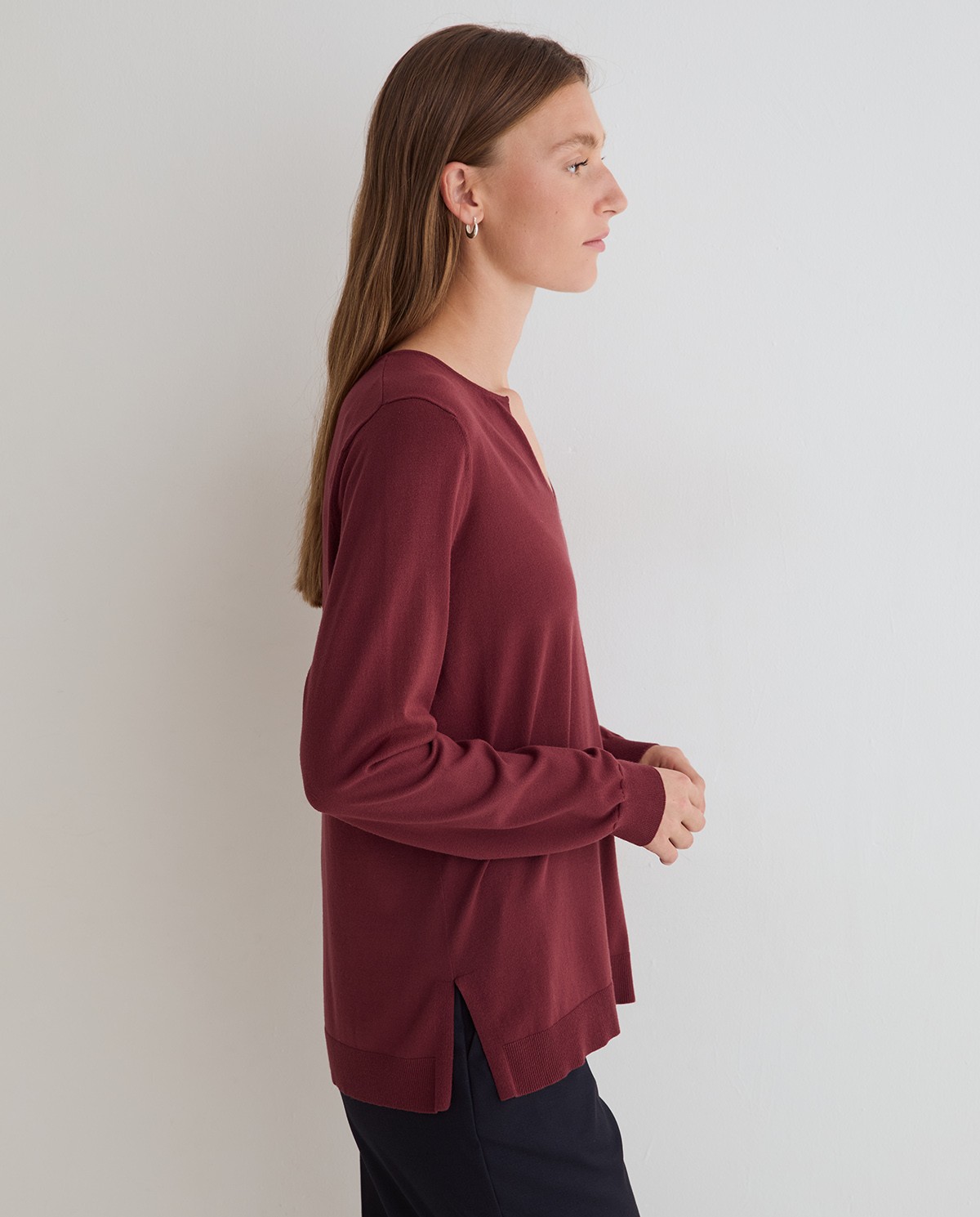 Jersey fino de color granate, vista frontal con detalle del escote de pico y tejido 2
