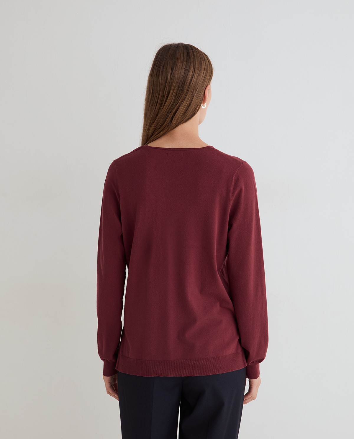 Jersey fino de color granate, vista frontal con detalle del escote de pico y tejido 3