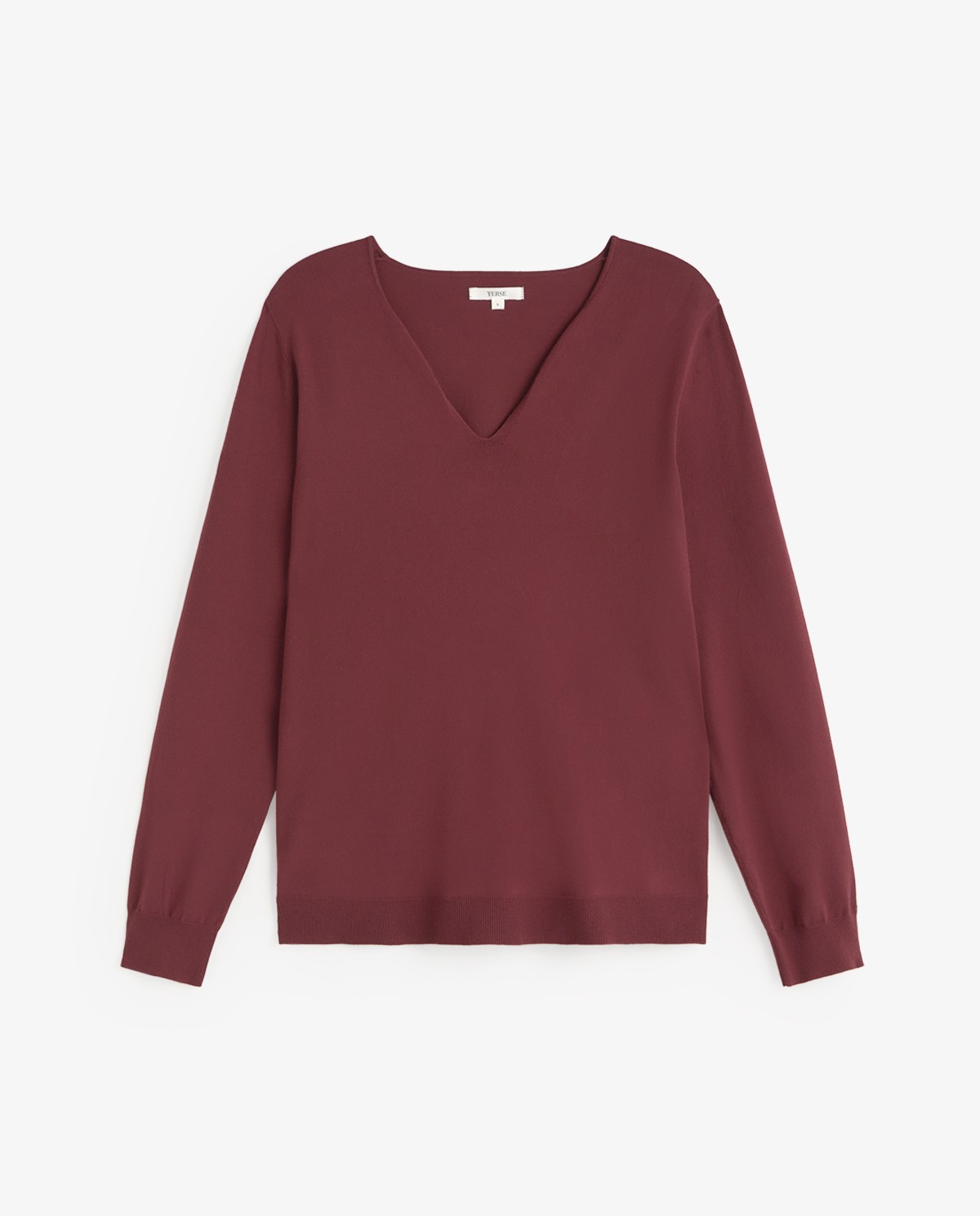 Jersey fino de color granate, vista frontal con detalle del escote de pico y tejido 4