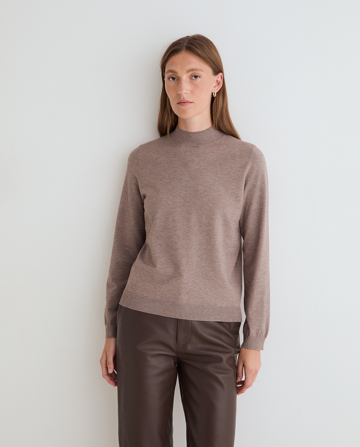 Jersey fino de color gris topo, vista frontal con detalle del cuello Perkins y del tejido 1