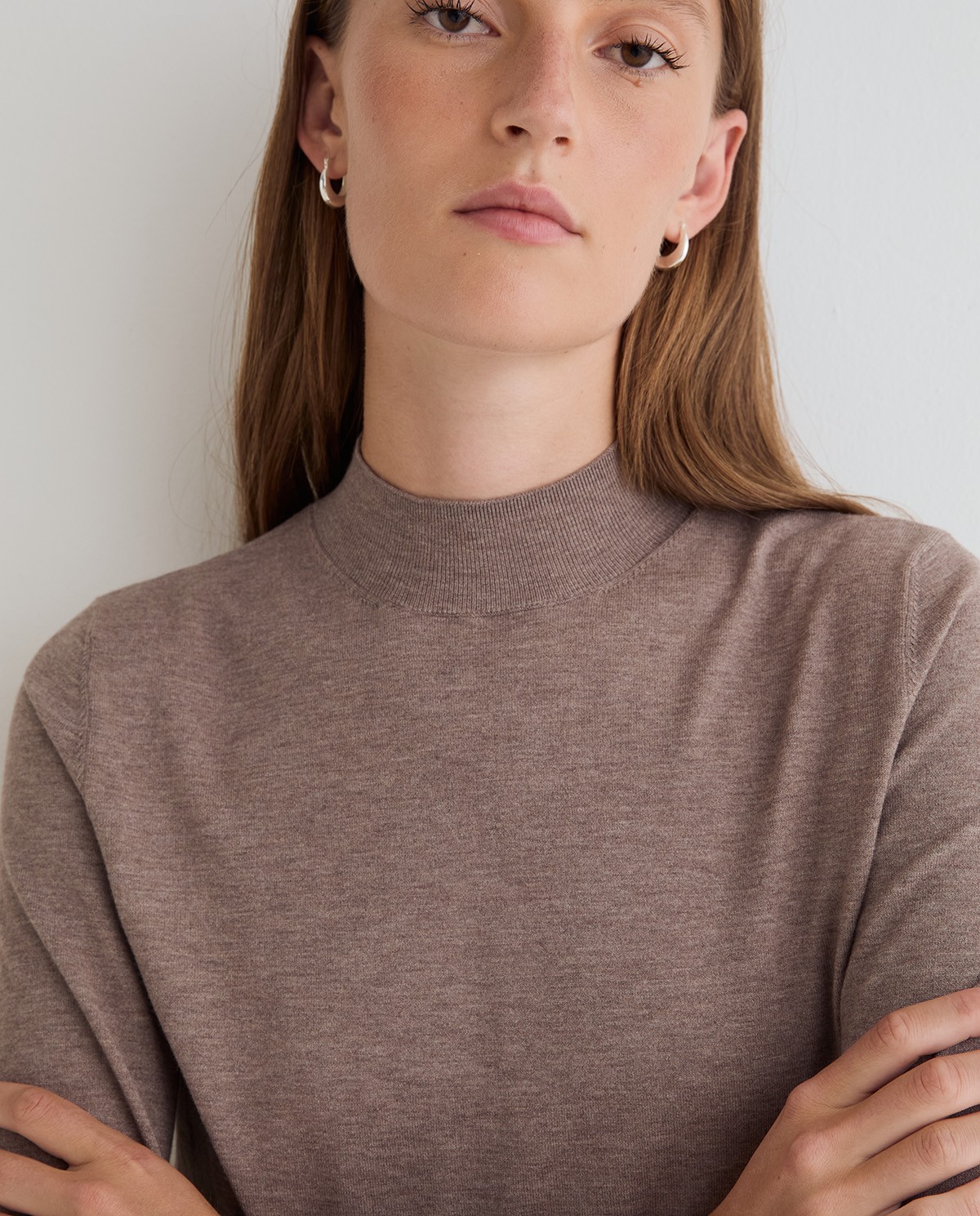 Jersey fino de color gris topo, vista frontal con detalle del cuello Perkins y del tejido