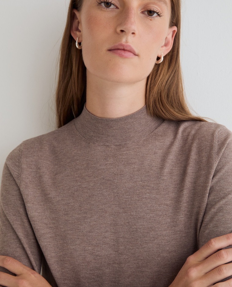 Jersey fino de color gris topo, vista frontal con detalle del cuello Perkins y del tejido
