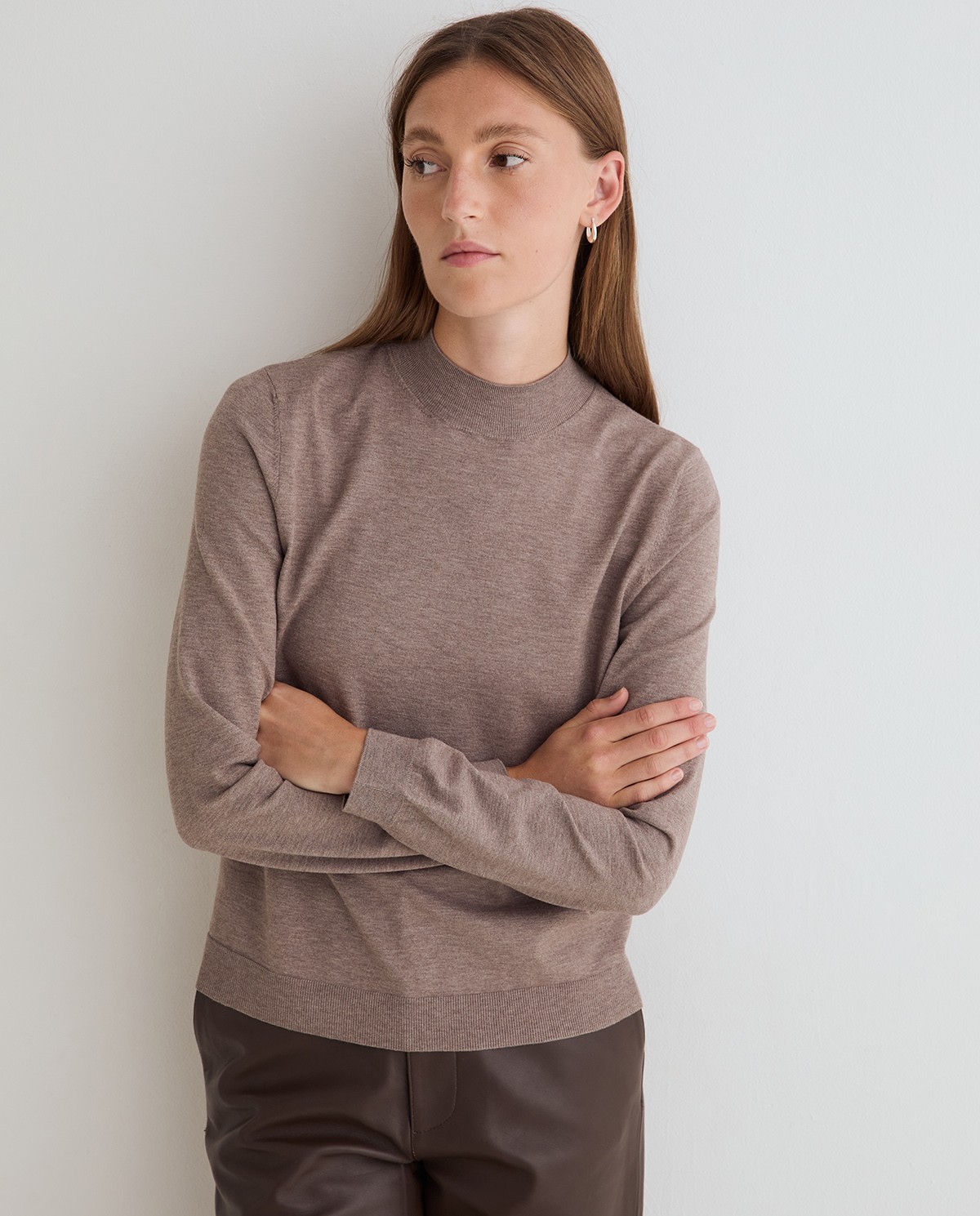 Jersey fino de color gris topo, vista frontal con detalle del cuello Perkins y del tejido 2