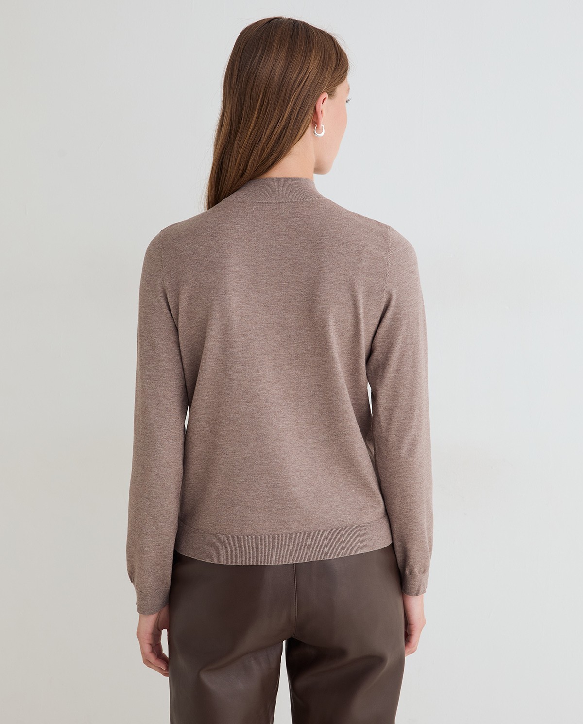 Jersey fino de color gris topo, vista frontal con detalle del cuello Perkins y del tejido 3