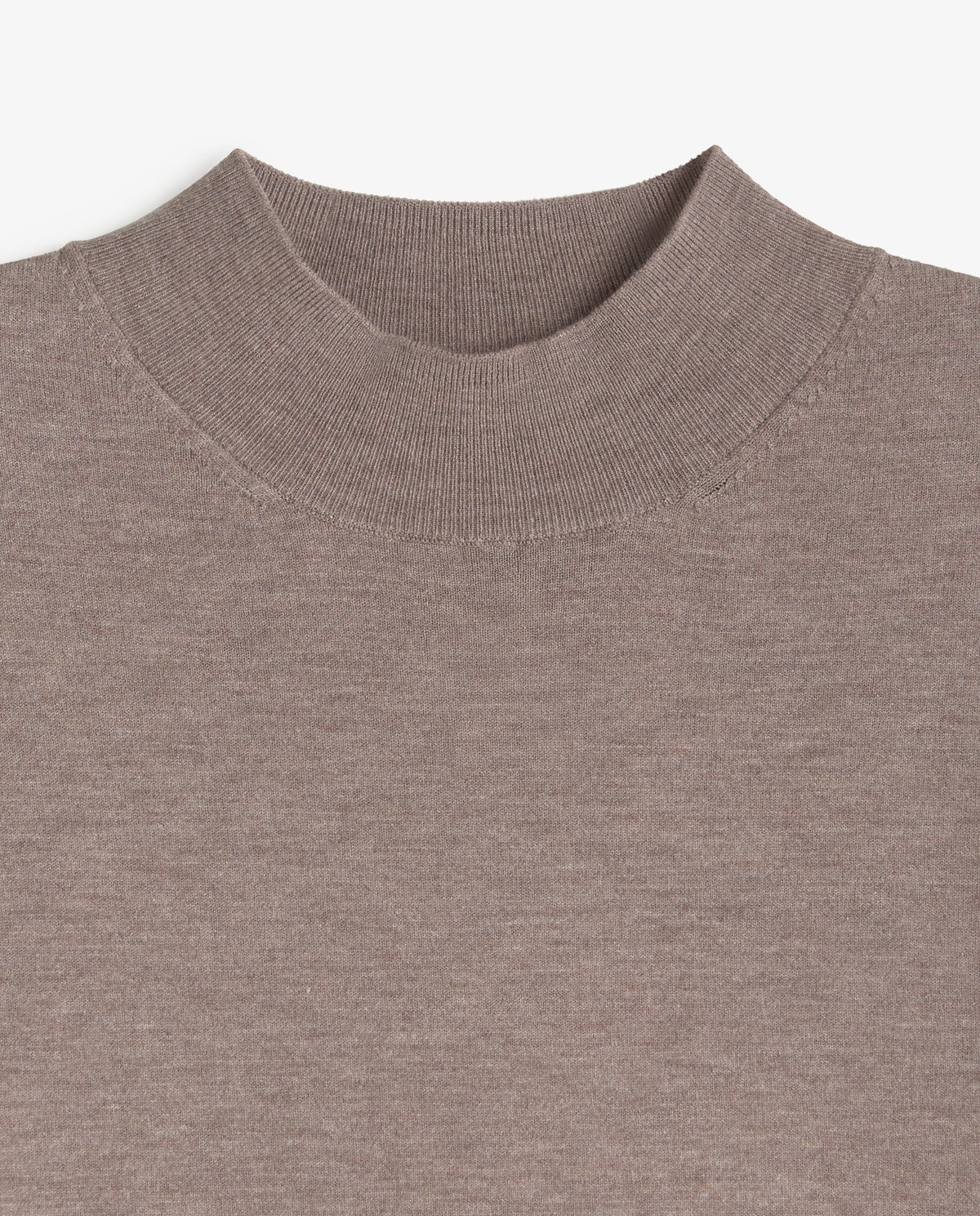 Jersey fino de color gris topo, vista frontal con detalle del cuello Perkins y del tejido 5