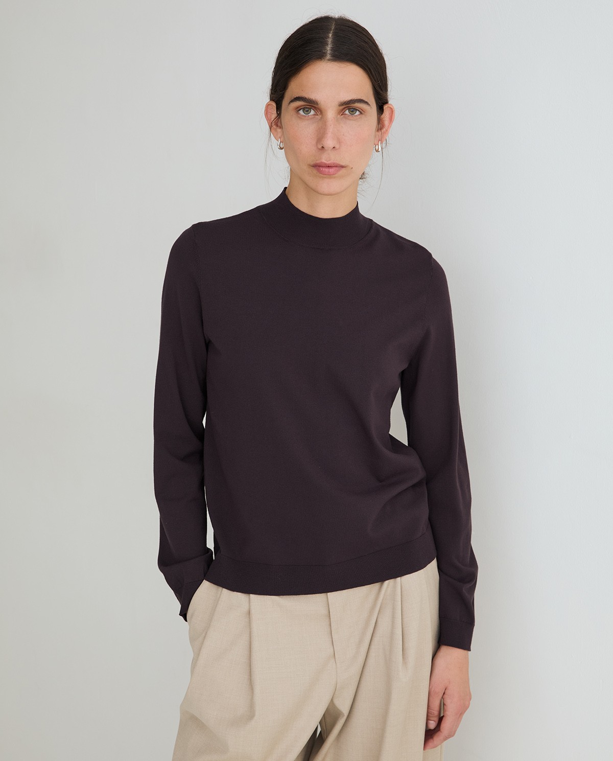 Jersey fino de color chocolate, vista frontal con detalle del cuello Perkins y del tejido 1