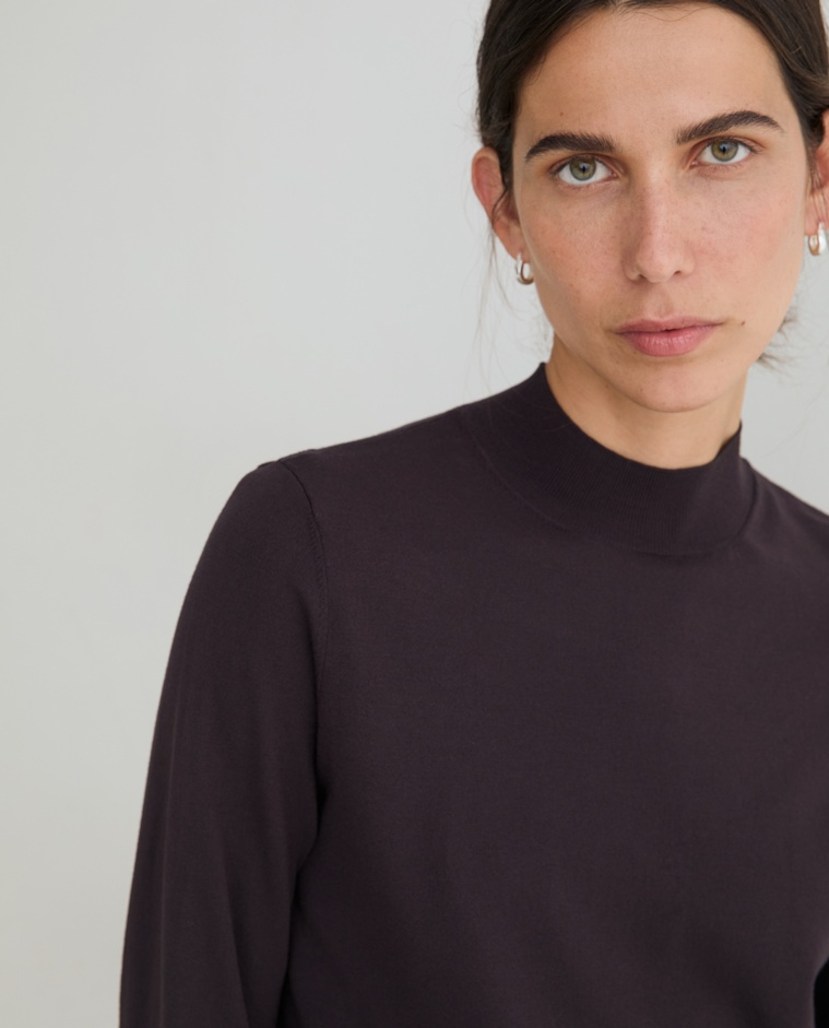 Jersey fino de color chocolate, vista frontal con detalle del cuello Perkins y del tejido