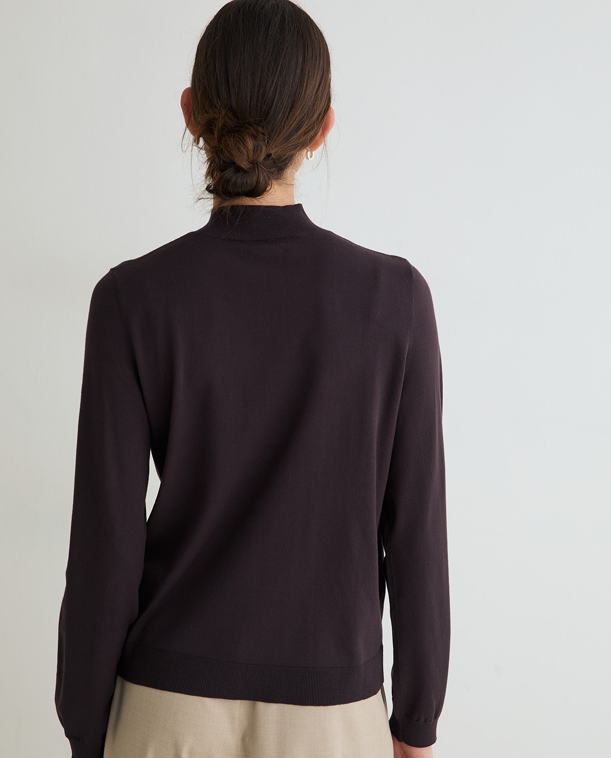Jersey fino de color chocolate, vista frontal con detalle del cuello Perkins y del tejido 2