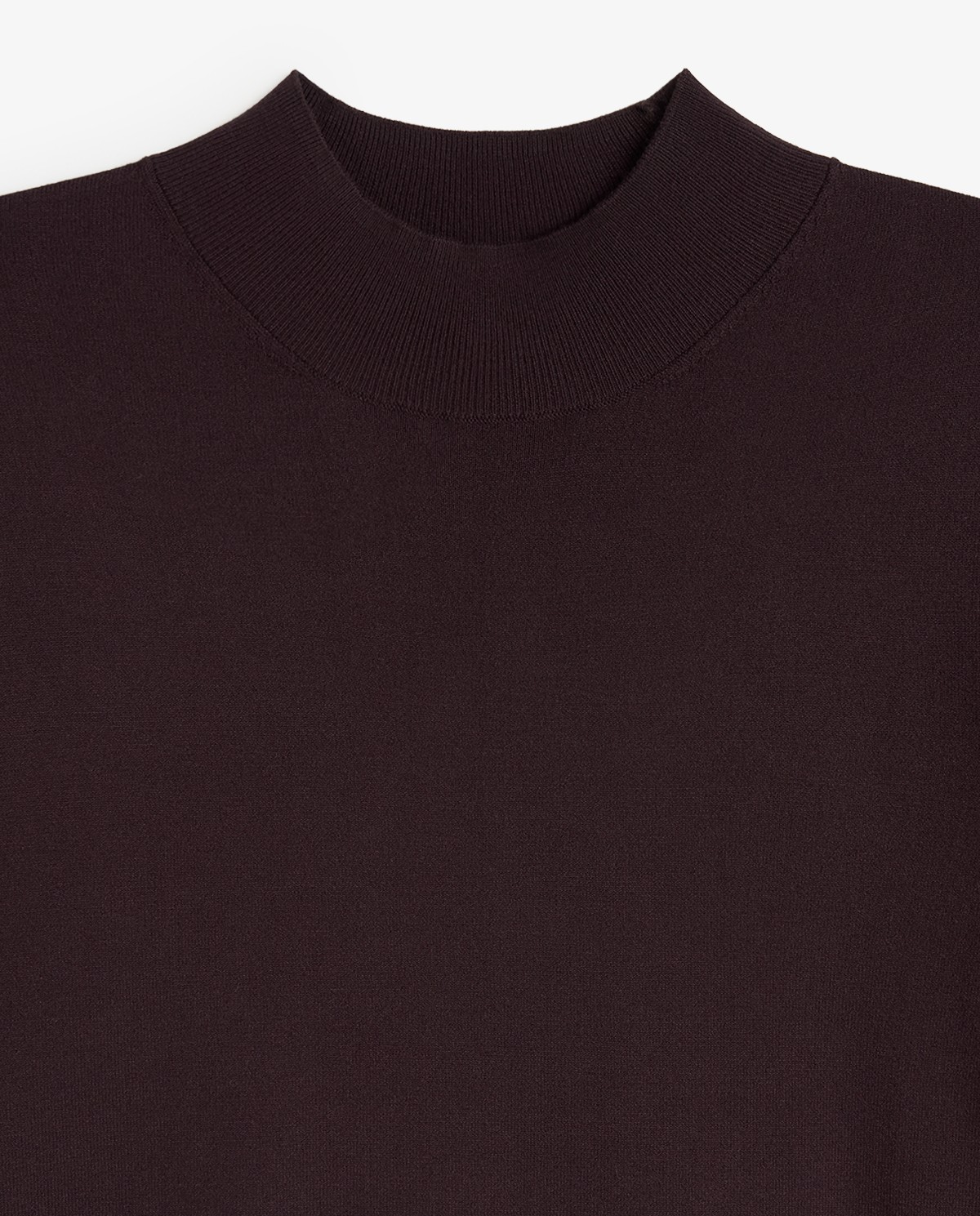 Jersey fino de color chocolate, vista frontal con detalle del cuello Perkins y del tejido 5