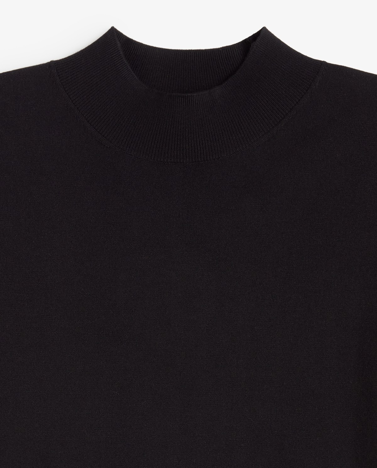 Jersey fino de color negro, vista frontal con detalle del cuello Perkins y del tejido 6