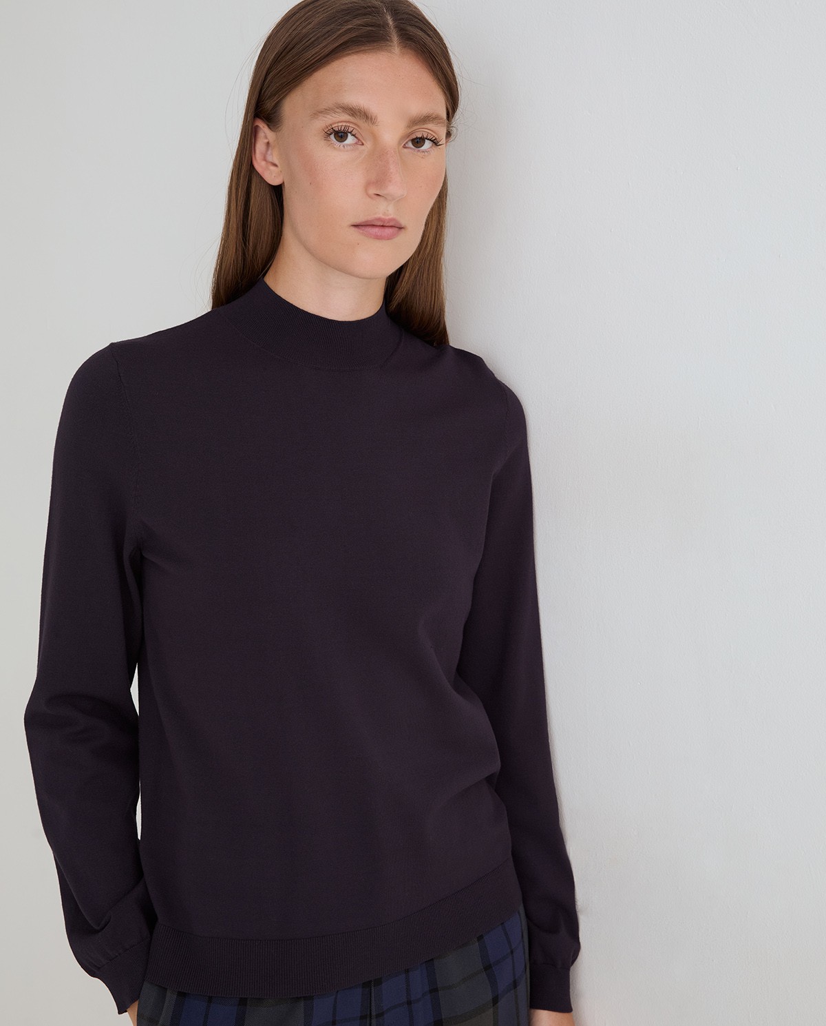 Jersey fino de color azul oscuro, vista frontal con detalle del cuello Perkins y del tejido 1