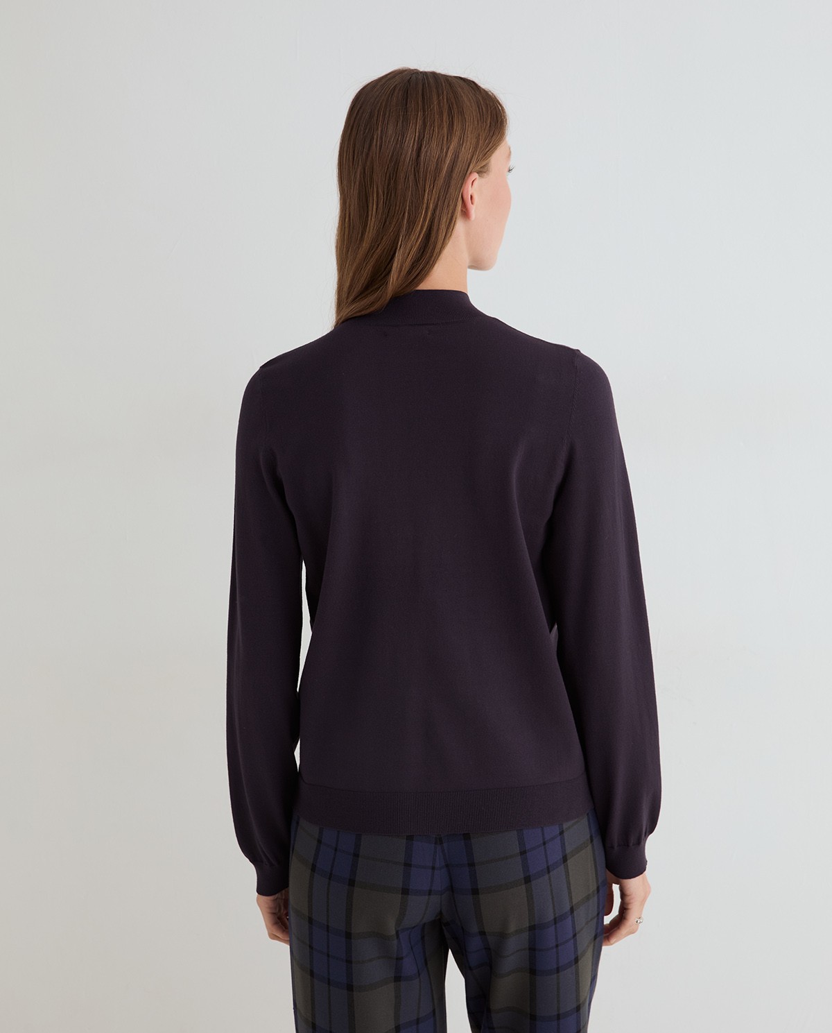 Jersey fino de color azul oscuro, vista frontal con detalle del cuello Perkins y del tejido 3