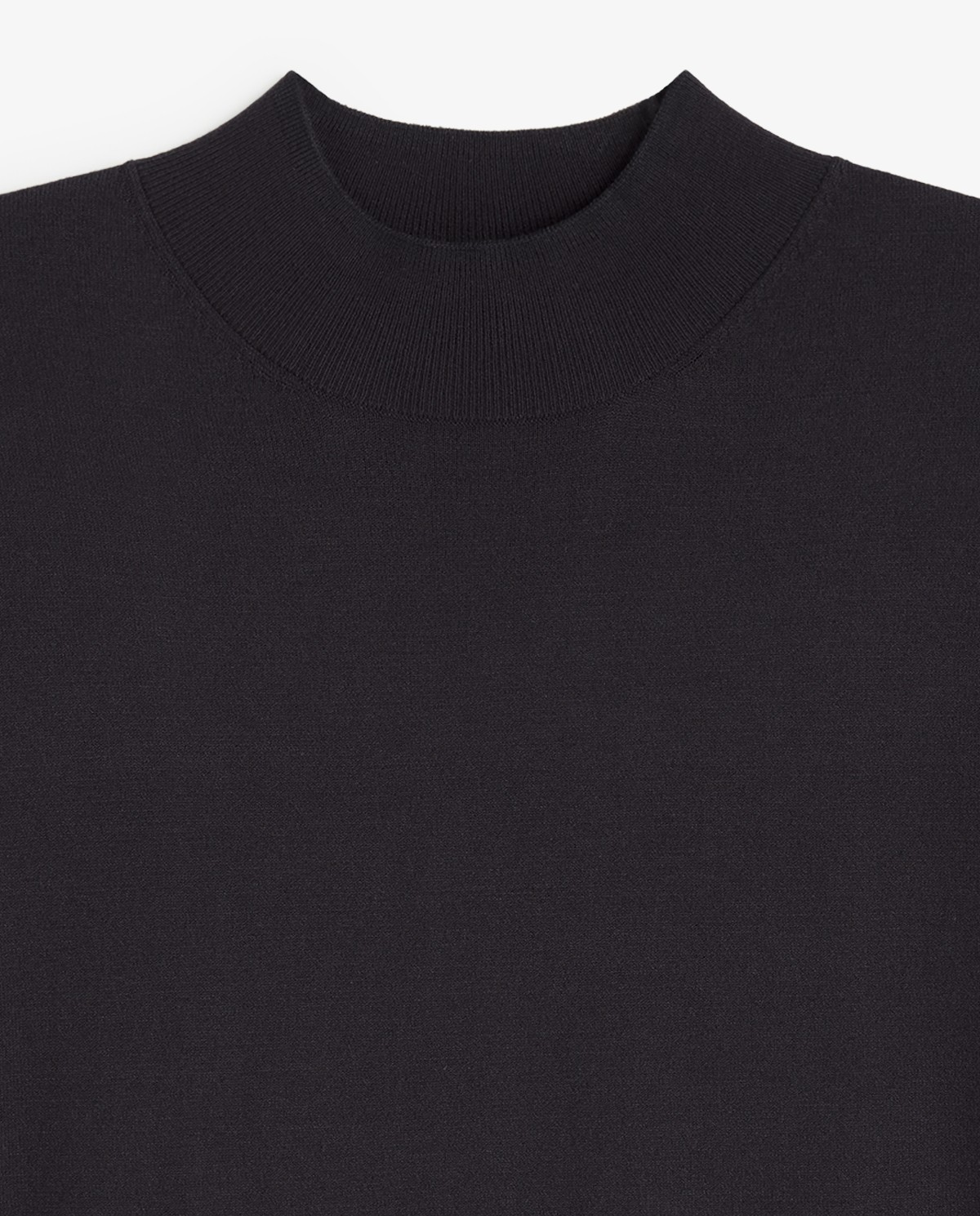 Jersey fino de color azul oscuro, vista frontal con detalle del cuello Perkins y del tejido 7