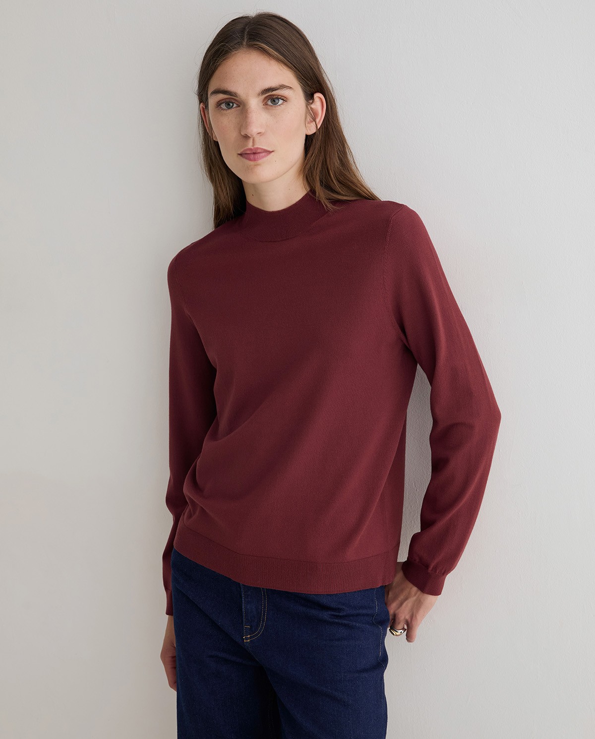 Jersey fino de color granate, vista frontal con detalle del cuello Perkins y del tejido 1