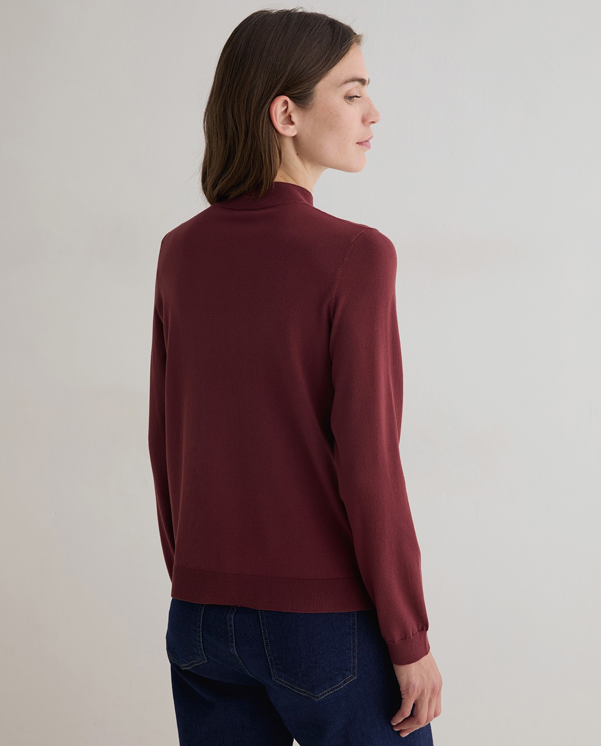 Jersey fino de color granate, vista frontal con detalle del cuello Perkins y del tejido 2