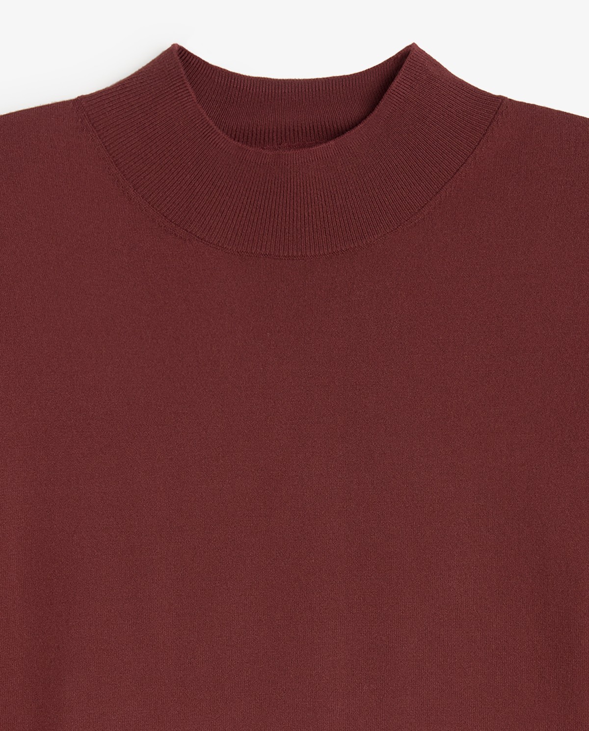 Jersey fino de color granate, vista frontal con detalle del cuello Perkins y del tejido 5