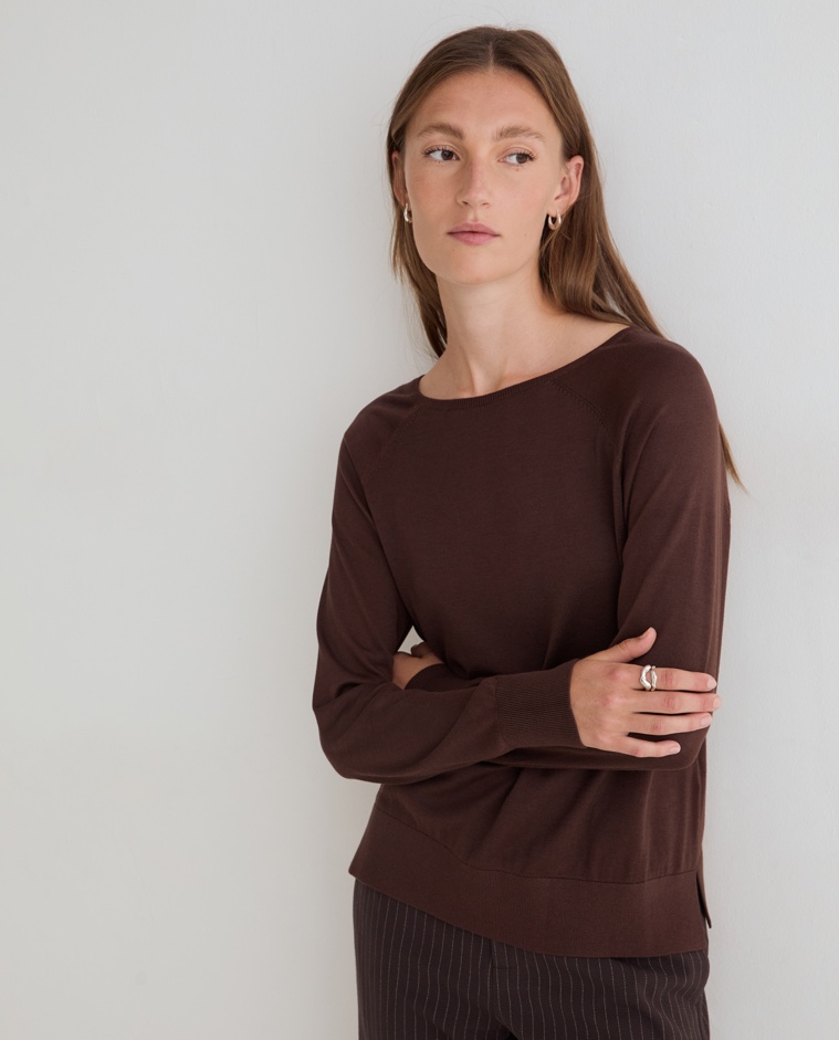 Jersey suave de punto fino en color chocolate, vista frontal con detalle del tejido